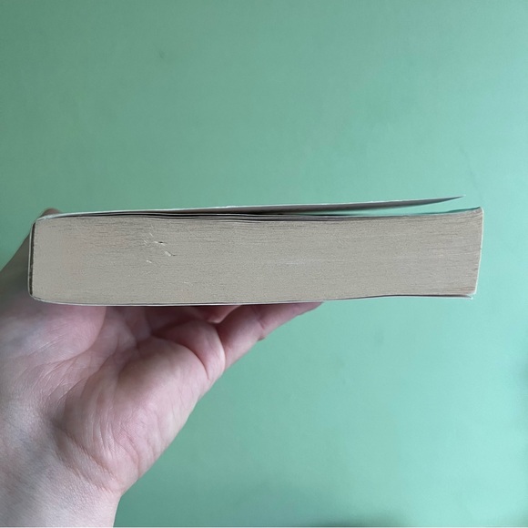 📚4/25$📚 Holding Up the Universe Book by Jennifer Niven - Picture 4 of 4